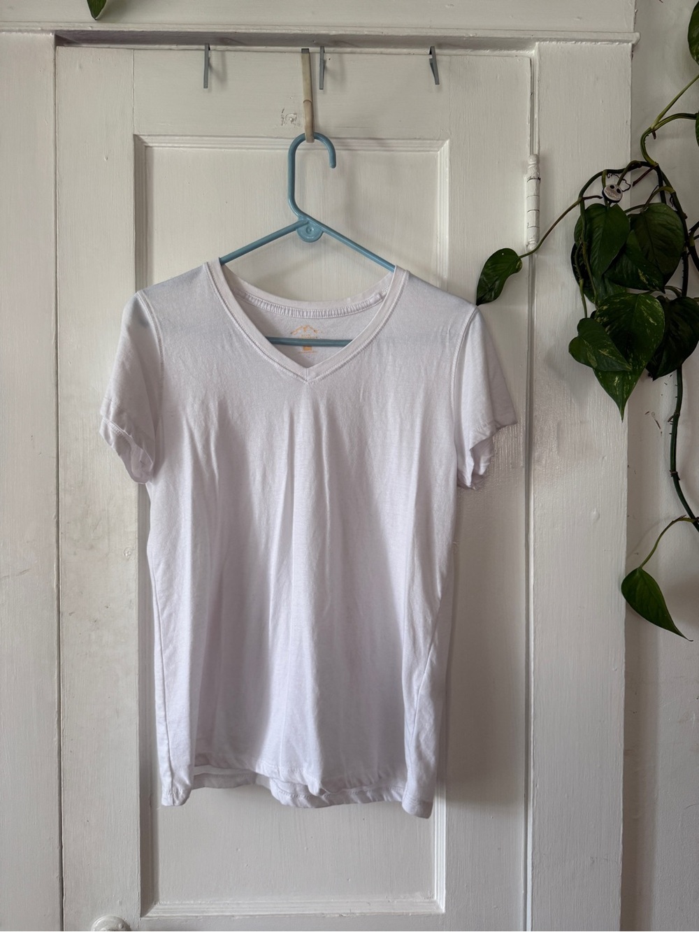 Blue Mountain size L Classic White V-Neck Tee